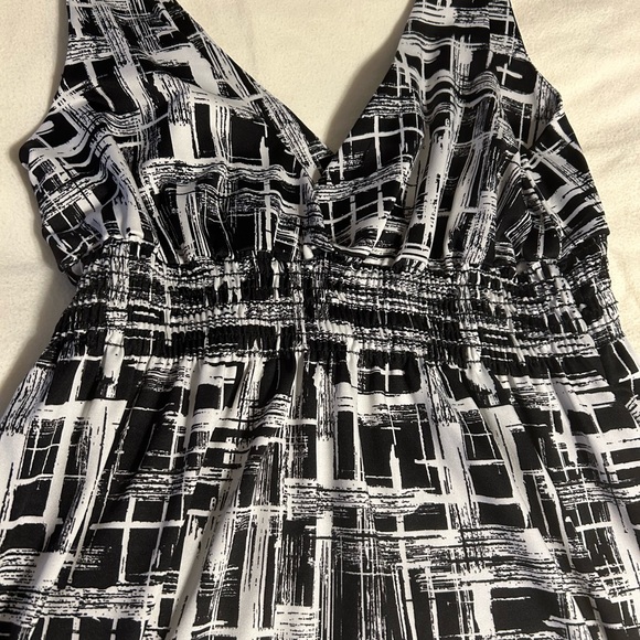 Elegant Black and White Patterned Dress - Picture 4 of 4